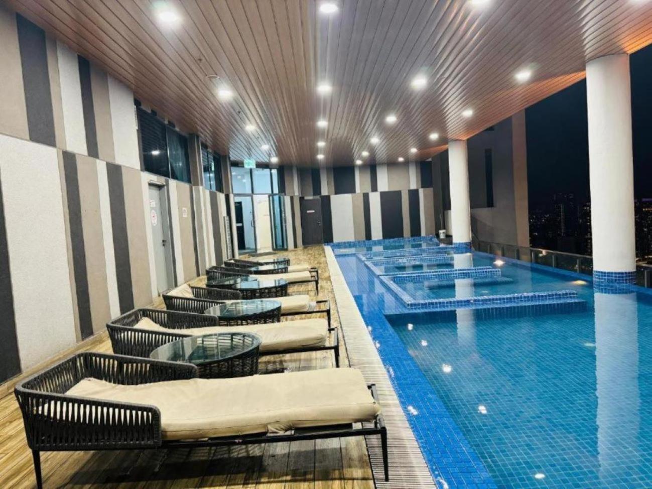The Luxe Colony Klcc By Sky Pool Apartment Kuala Lumpur Exterior photo